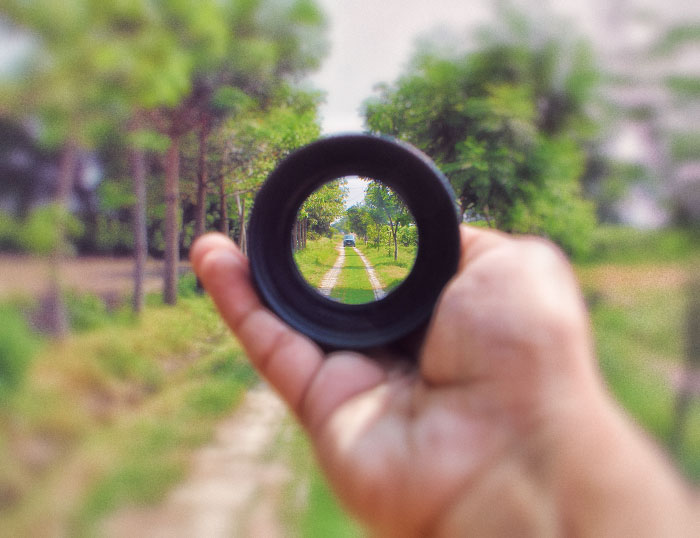 Lente enfocando un sendero, metáfora del Focusing