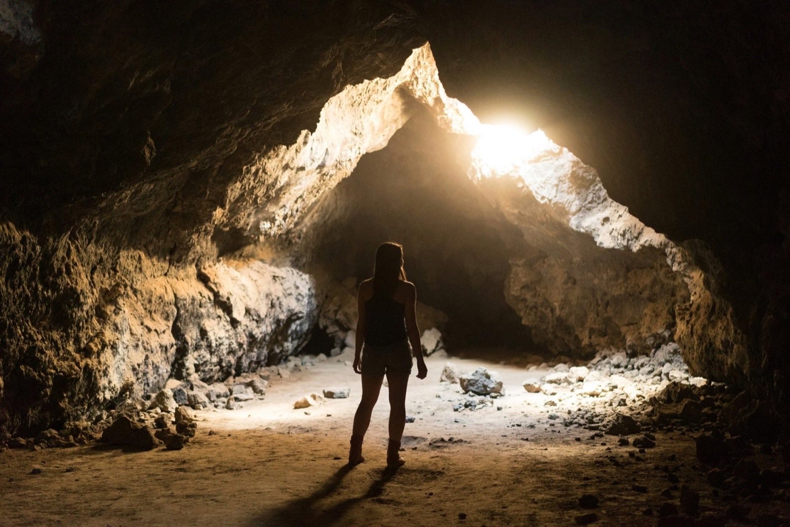 Persona en una caverna caminando hacia la luz
